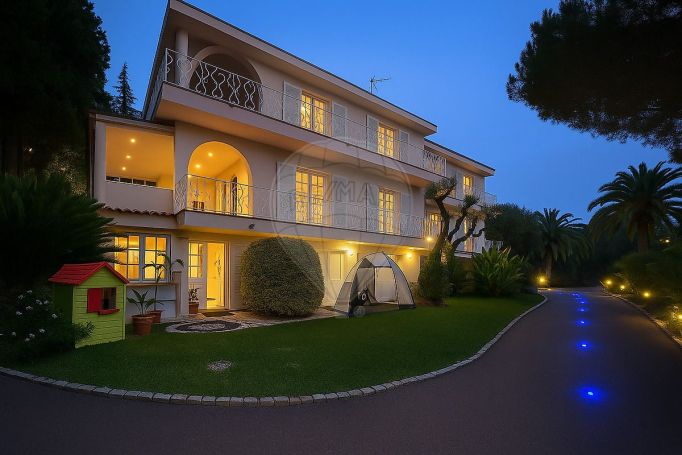 A louer MAISON  8 PIECES 385 M2 BORD DE MER NICE