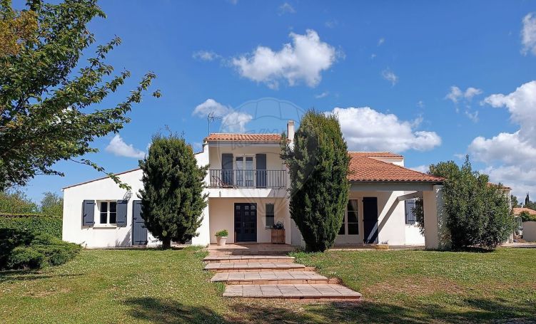 A louer MAISON  8 PIECES 251 M2 BORD DE MER SAINT VAIZE