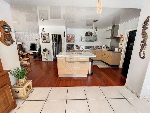 A louer MAISON  5 PIECES 176 M2  NIMES