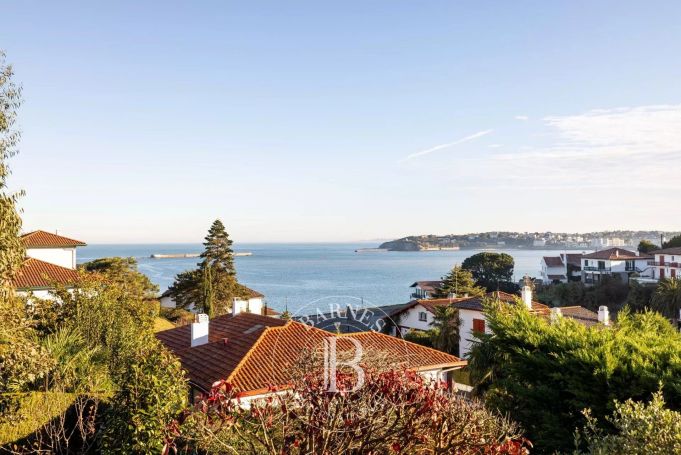 A vendre CHARMANTE MAISON 7 PIECES 180 M² VUE MER CIBOURE