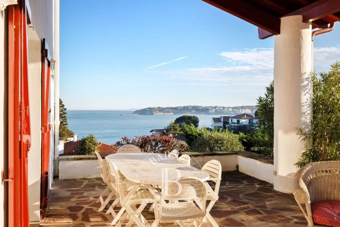 A vendre CHARMANTE MAISON 7 PIECES 180 M² VUE MER CIBOURE