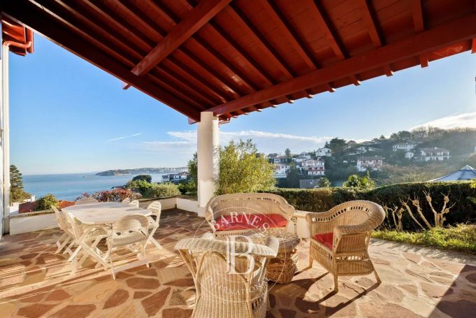 A vendre CHARMANTE MAISON 7 PIECES 180 M² VUE MER CIBOURE