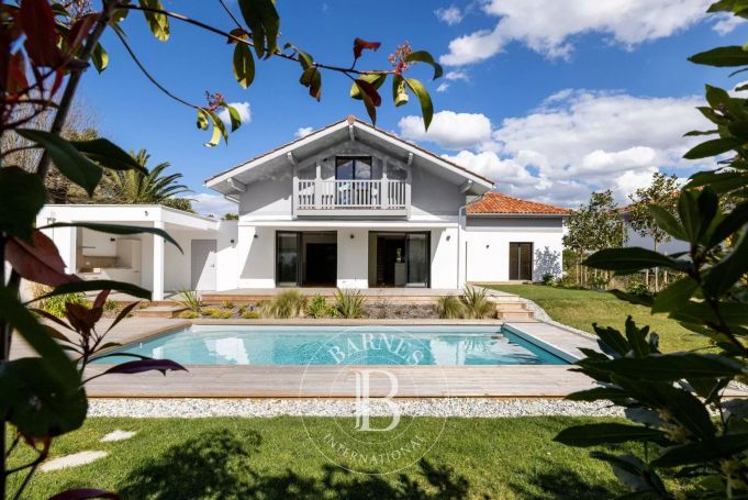 A vendre MAGNIFIQUE MAISON 6 PIECES 203 M² ENTIEREMENT RENOVEE ANGLET