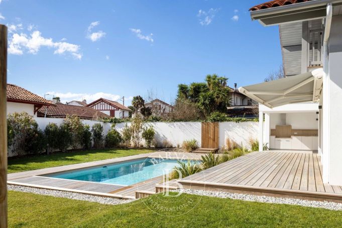 A vendre MAGNIFIQUE MAISON 6 PIECES 203 M² ENTIEREMENT RENOVEE ANGLET