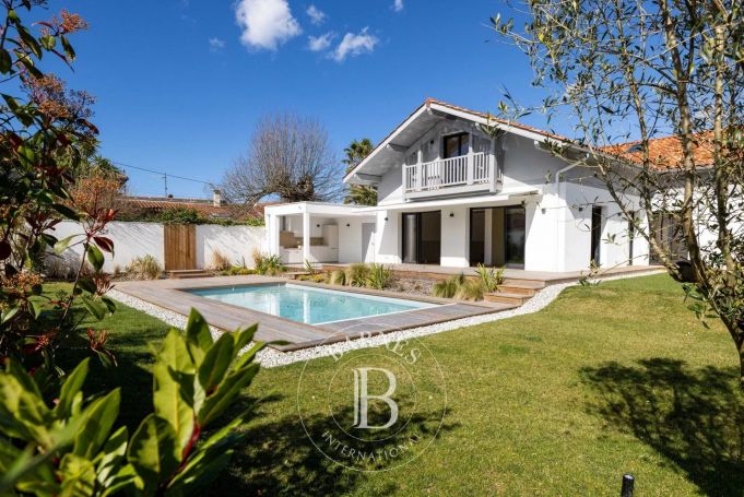 A vendre MAGNIFIQUE MAISON 6 PIECES 203 M² ENTIEREMENT RENOVEE ANGLET