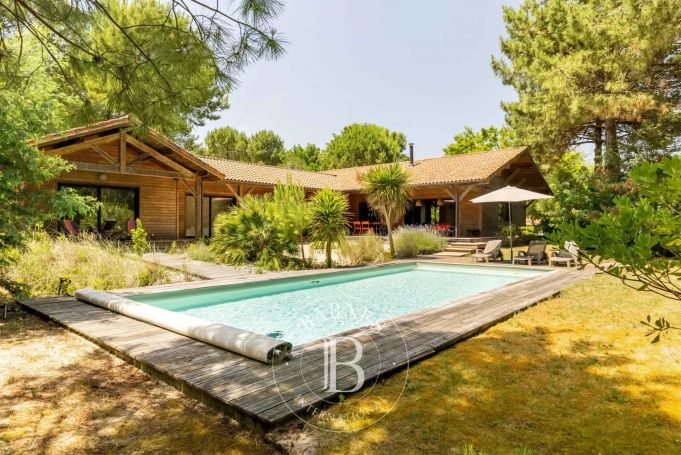 A vendre CHARMANTE VILLA SUR LE GOLF 5 PIECES 170 M²  PLAGE A PIED  MOLIETS ET MAA