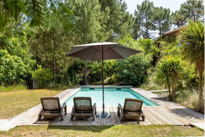 A vendre CHARMANTE VILLA SUR LE GOLF 5 PIECES 170 M²  PLAGE A PIED  MOLIETS ET MAA