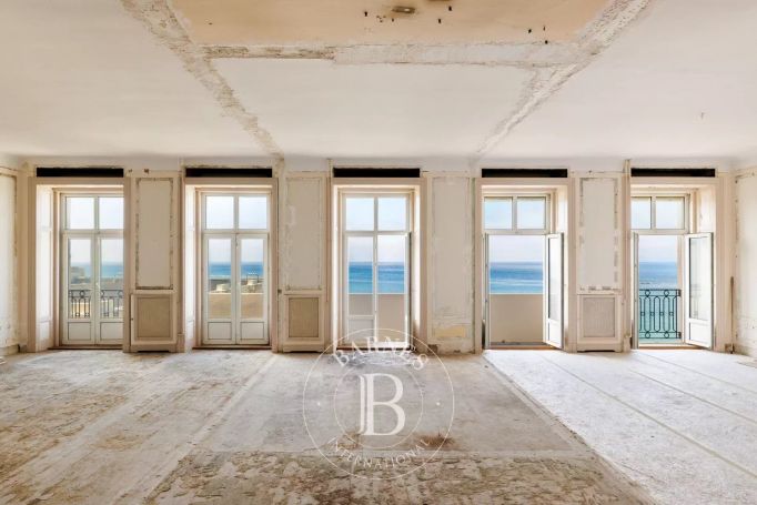 A vendre RARE PLATEAU 1er RANG 208 M² A AMENAGER VUE MER  BIARRITZ