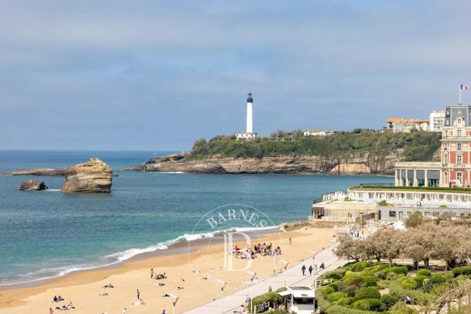 A vendre RARE PLATEAU 1er RANG 208 M² A AMENAGER VUE MER  BIARRITZ