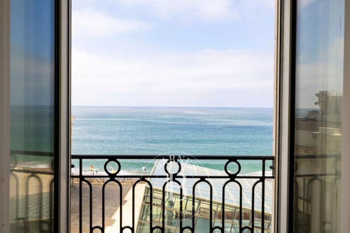 A vendre RARE PLATEAU 1er RANG 208 M² A AMENAGER VUE MER  BIARRITZ
