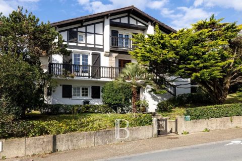 A vendre BELLE MAISON TYPIQUE 300 M² A RENOVER VUE MER ET MONTAGNES BIDART