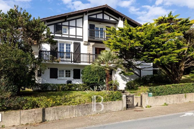 A vendre BELLE MAISON TYPIQUE 300 M² A RENOVER VUE MER ET MONTAGNES BIDART