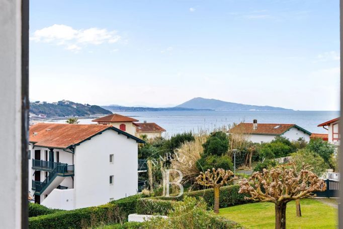 A vendre BELLE MAISON TYPIQUE 300 M² A RENOVER VUE MER ET MONTAGNES BIDART