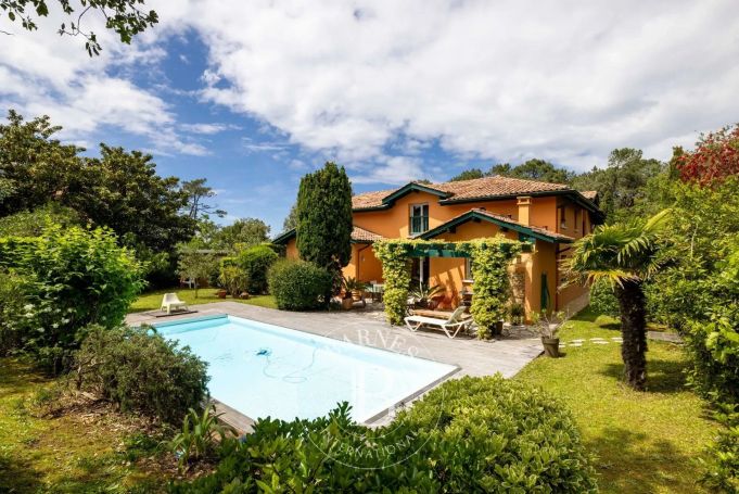 A vendre BELLE MAISON 240 M² GOLF DE L'IMPERATRICE BORD DE MER ANGLET