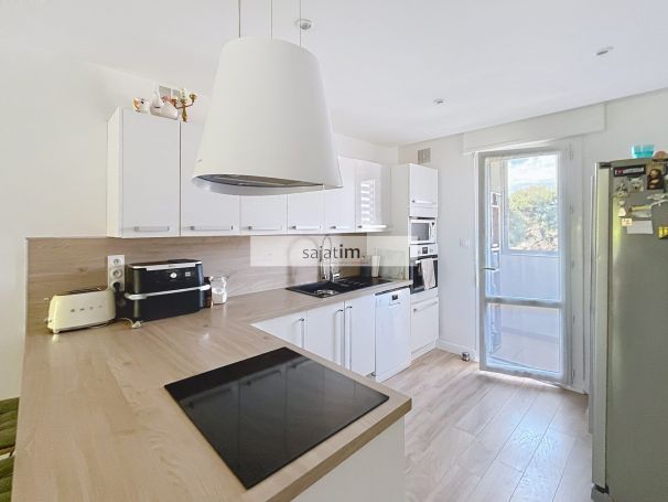 A vendre GRAND APPARTEMENT T4 84 M² refait A neuf vue jardinLa Seyne-sur-Mer