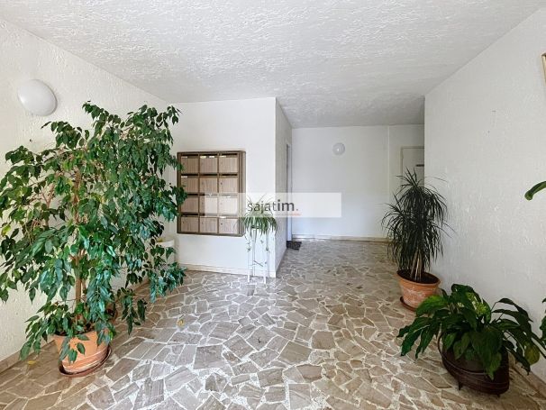 A vendre GRAND APPARTEMENT T4 84 M² refait A neuf vue jardinLa Seyne-sur-Mer