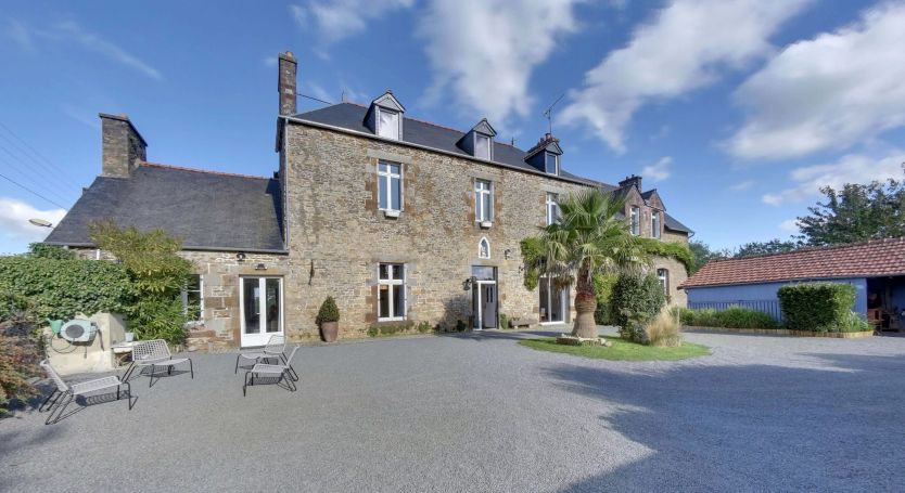 A vendre PropriETE en pierres vue mer entre Saint-Malo et le Mont Saint Michel SAINT BROLADE