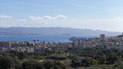 A louer MAISON  5 PIECES 377 M2 BORD DE MER AJACCIO