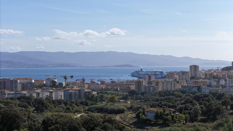 A louer MAISON  5 PIECES 377 M2 BORD DE MER AJACCIO