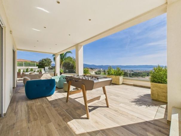 A louer MAISON  5 PIECES 377 M2 BORD DE MER AJACCIO