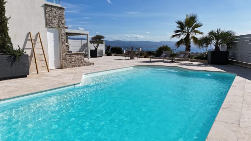 A louer MAISON  5 PIECES 377 M2 BORD DE MER AJACCIO