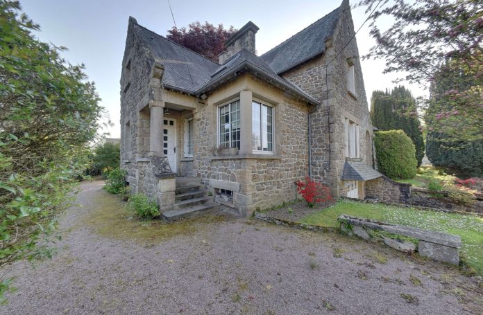 vente Maison familiale en pierres avec grand jardin arboré dans le centre de Pleurtuit