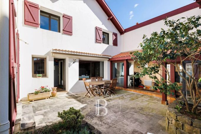 A vendre BELLE PROPRIETE 11 PIECES 236 M² A RENOVER BIARRITZ BEAURIVAGE