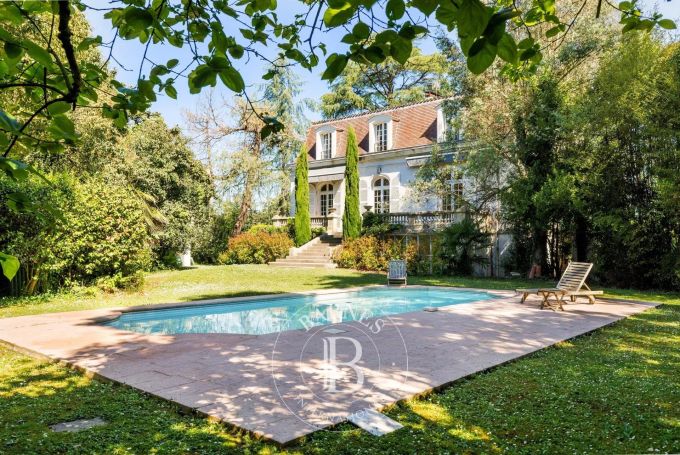 A vendre SUPERBE MAISON DE MAITRE 13 PIECES 428 M² AIRE SUR l'ADOUR