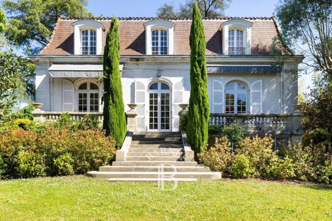 A vendre SUPERBE MAISON DE MAITRE 13 PIECES 428 M² AIRE SUR l'ADOUR
