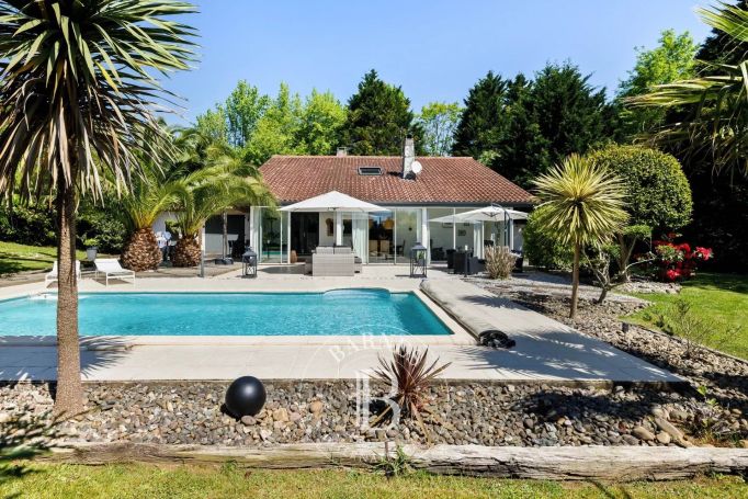 A louer MAISON  6 PIECES 220 M2  ARCANGUES