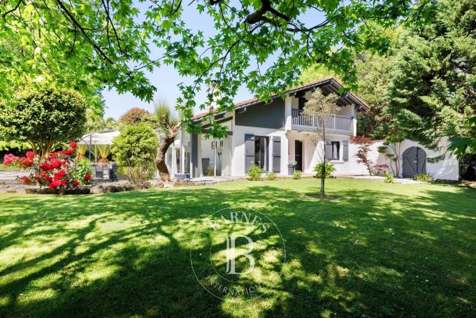 A louer MAISON  6 PIECES 220 M2  ARCANGUES