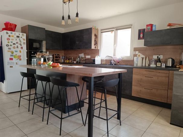 A louer MAISON  6 PIECES 164 M2  COURSAN