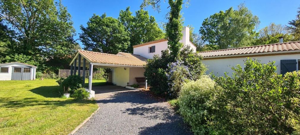 A louer MAISON  8 PIECES 258 M2  CHALLANS