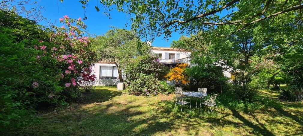 A louer MAISON  8 PIECES 258 M2  CHALLANS