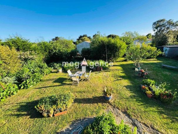 A vendre A proximitÃ© des plages entre Saint Sauveur et les sapins 85350 L Ile D Yeu