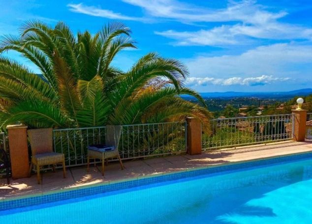 A louer MAISON  7 PIECES 260 M2 BORD DE MER LA LONDE LES MAURES