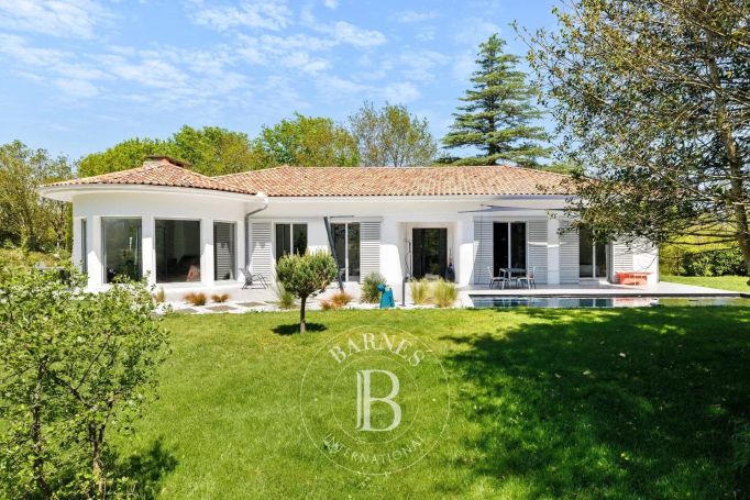 A vendre MAISON 5 pieces 200 m² RENOVEE PLAIN-PIED AVEC PISCINE LEON