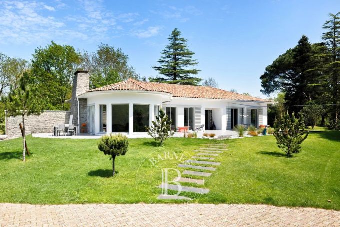 A vendre MAISON 5 pieces 200 m² RENOVEE PLAIN-PIED AVEC PISCINE LEON