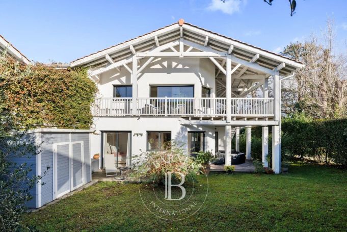 A vendre CHARMANTE MAISON 5 PIECES 127 M² APERCU MER BIDART