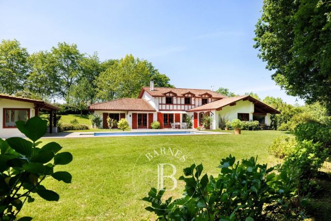 A vendre MAISON FAMILIALE 10 PIECES 327 M² SAINT JEAN DE LUZ