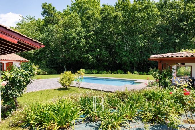 A vendre MAISON FAMILIALE 10 PIECES 327 M² SAINT JEAN DE LUZ