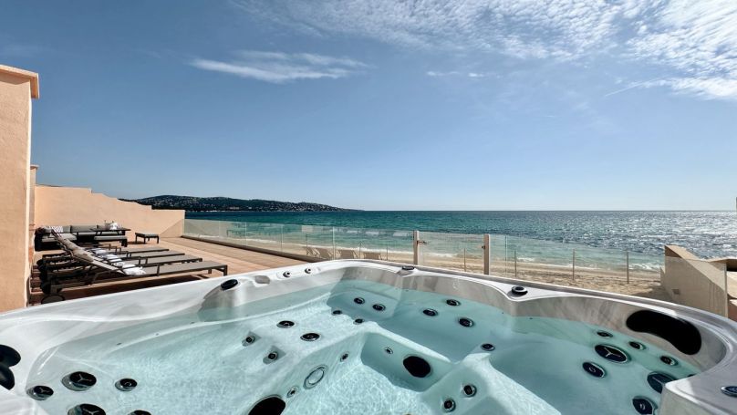 A louer MAISON  6 PIECES 165 M2 PIEDS DANS L'EAU SAINTE MAXIME