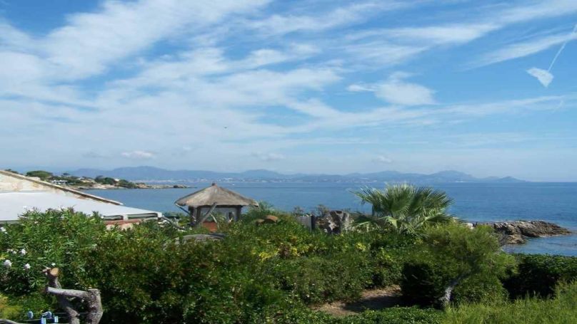 A louer MAISON  4 PIECES 130 M2 PIEDS DANS L'EAU LES ISSAMBRES