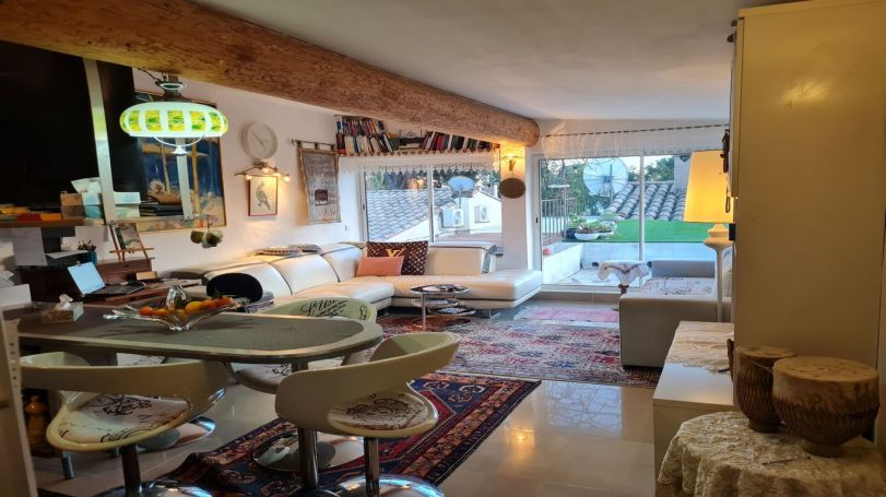 A vendre Cette maison divisee en 2 logements au 1er un joli T2 d'environ 55 m² vue mer et plage a  pieds Sainte Maxime