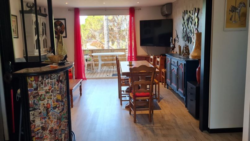 A vendre appartement est en rez de villa uniquement 4 propriÃ©taires et 2 garages Ã  se partager pour rangement 83120 Sainte Maxime