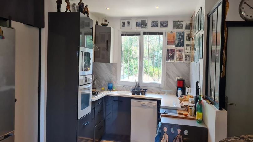A vendre appartement est en rez de villa uniquement 4 propriÃ©taires et 2 garages Ã  se partager pour rangement 83120 Sainte Maxime
