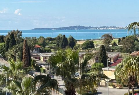 A louer APPARTEMENT DE PRESTIGE T3 80 M2 TERRASSE BORD DE MER CAGNES SUR MER