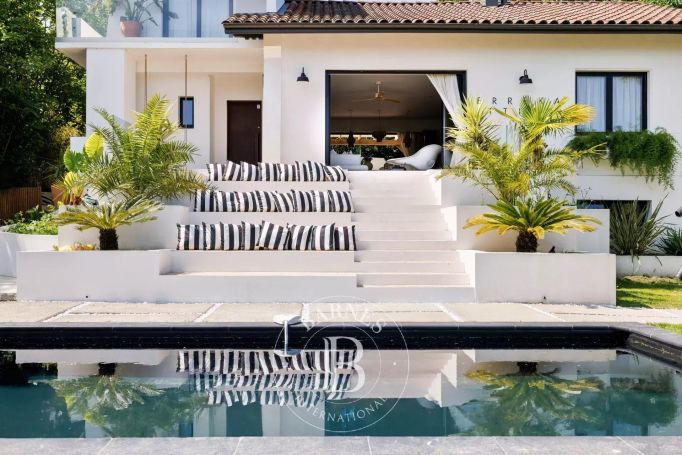 A vendre JOLIE MAISON DE VILLE 5 PIECES 147 M² PISCINE ANGLET