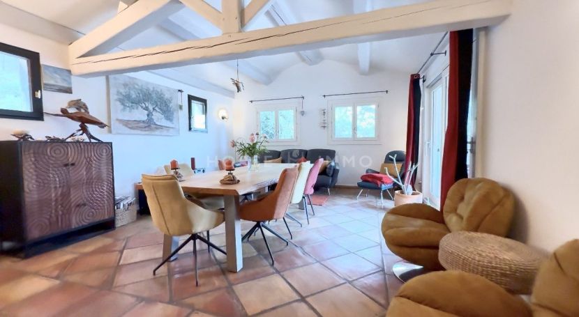 A louer MAISON  6 PIECES 200 M2  FONTVIEILLE