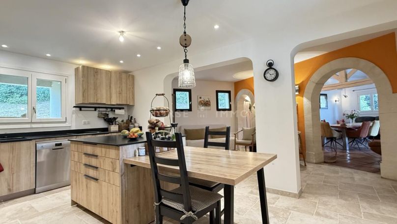 A louer MAISON  6 PIECES 200 M2  FONTVIEILLE